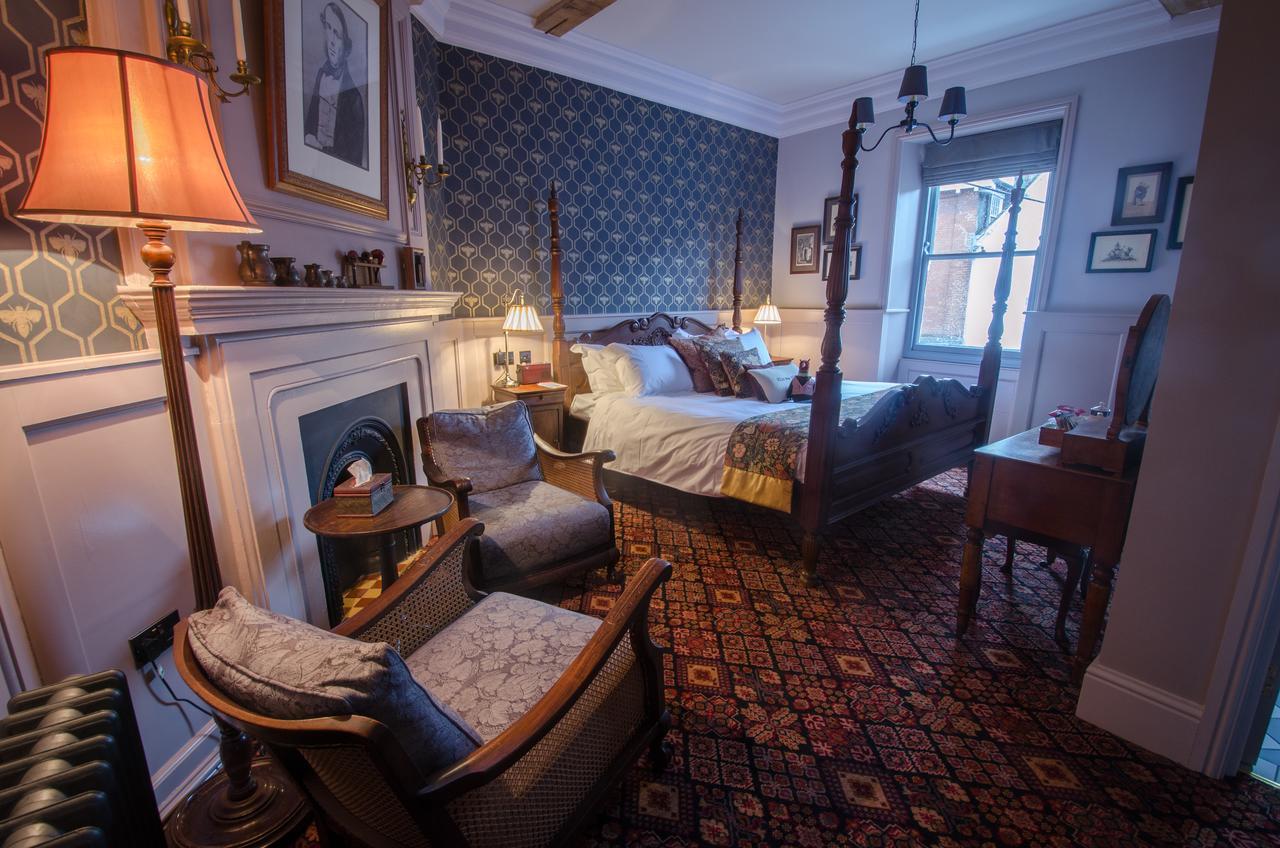 1777. At The Albion Mini-hôtel Wimborne Minster